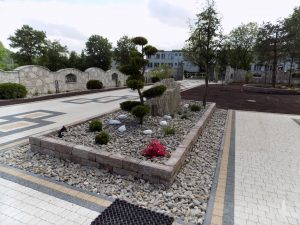 Rabata z drzewkiem typu Bonsai + głaz ozdobny