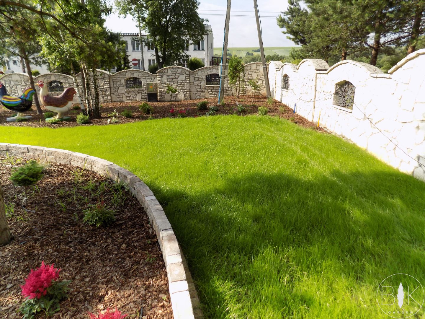 Trawnik z siewu + rabta roslinna + mur z wapiennia